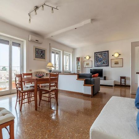 Roomy And Bright Apartment With Terrace Roma Exterior foto